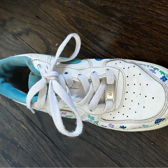 Custom painted AF1s with little mushrooms and flowers - Picture 2 of 4